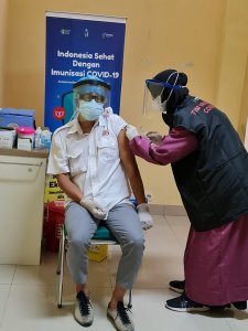 Dokter Pertama yang Disuntik Vaksin di Makassar