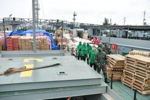 Tiga Kapal TNI AD Angkut Bantuan Kemanusiaan Menuju Kalsel dan Sulbar