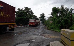 Lubang Jalan Trans Sulawesi Bahayakan Pengguna