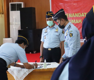 Setelah Sertijab, Kepala Rudenim Makassar Tanda Tangani Pakta Integritas