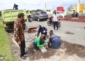Danny Turun Langsung Tinjau Penambalan Jalan Metro Tanjung Bunga