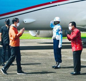 Sambut Jokowi di Pangkalan TNI AU Sultan Hasanuddin, Plt Gubernur Kenakan Batik Lontara