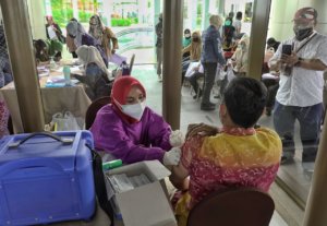 Putus Rantai Covis-19, MaRI dan NIPAH Gelar Vaksinasi untuk Seluruh Tenant dan Karyawan Mall