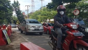 Abaikan Rambu Lalu Lintas, Parkiran Sekitar Gedung Balaikota Makassar Semrawut