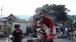 Pria Ini Rela Warnai Wajah dan Tubuhnya saat Demo Terkait Kunjungan Jokowi di Sulsel