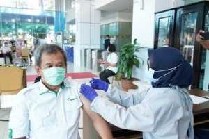 Pelindo IV Bekerja Sama dengan KKP Makassar Suntik Vaksin Semua Karyawan