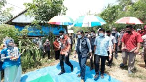 Anggota DPRD Sinjai Dampingi Bupati Serahkan Bantuan CSR PLN di Kecamatan Tellulimpoe