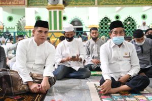 Tarawih Perdana 1442 Hijriah, Dollah Mando Ingatkan Warga Jalankan Prokes
