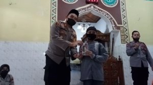 Hafidz Cilik Dapat Hadiah Ponsel dari Polisi