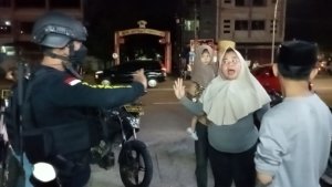 Motor Keponakan Ditilang, Wanita Tambun Lawan Polisi