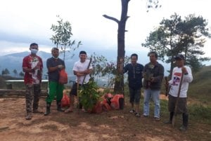 Pilih Cara Unik, Pemuda Muhammadiyah Ngabuburit dengan Tanam Pohon di Gunung Mapongka