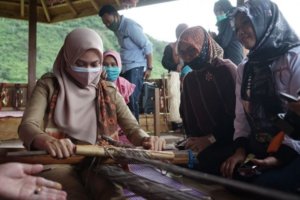 Belajar Menenun Kain Tenun Rongkong, Lihat Aksi Bupati Indah