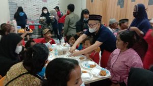 Ramadan Berbagi, Sukriansyah Buka Puasa Bersama Pedagang Asongan dan Jukir