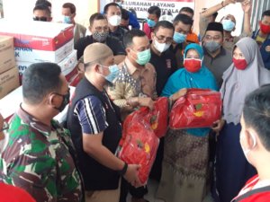 Plt Gubernur Sulsel Beri Semangat dan Bantuan Korban Kebakaran Jalan Tinumbu Makassar