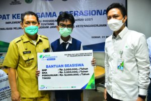 BP Jamsostek Sidrap Beri Beasiswa Kepada Anak Ahli Waris Peserta