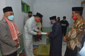 Kunker ke Sinjai Borong, Bupati ASA Kembali Serahkan Bantuan Pembangunan Masjid