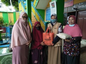 Kado Ramadan, Lazismu-PD ‘Aisyiyah Makassar Bagi Paket Sembako untuk Lansia
