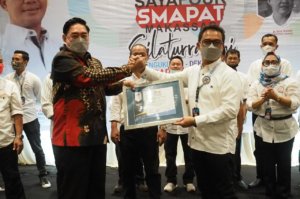 Abdul Hayat Kukuhkan Pengurus Four SMAPAT Makassar