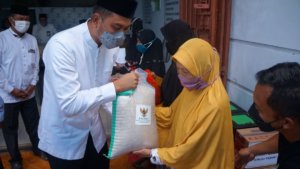 Bersama Baznas Sinjai, Bupati ASA Kembali Serahkan 435 Paket Bantuan untuk Kaum Duafa