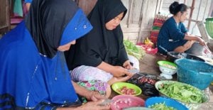 Kalangan Emak-emak di Kampung Tola Turut Bersinergi Membangun Negeri