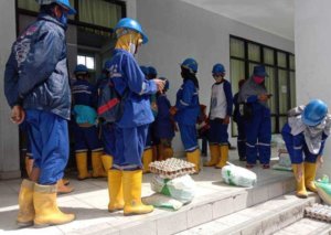 Ratusan Petugas Kebersihan Terima Paket Sembako