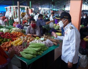 Taufan Pawe Keliling Edukasi dan Bagikan Masker di Pasar Sumpang
