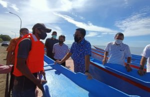 Serahkan Bantuan Kapal, Bupati: Buatan Nelayan untuk Nelayan