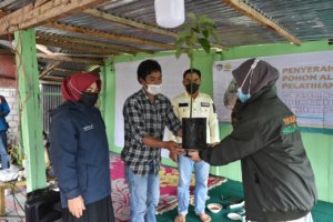 Bantu Petani Desa Tonasa Gowa, Yayasan Hadji Kalla Serahkan 1.000 Bibit Alpukat Unggul