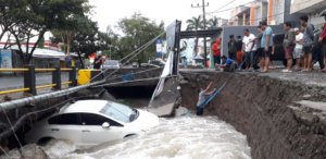 Mobil Putih di Kolom Jembatan jadi Pajangan saat Banjir di Jeneponto