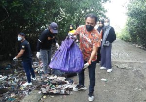 Peringati Hari Sampah Sedunia, DLHK-P3SE Suma Bersih-bersih di Tongke-tongke