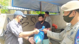 Terdampak PPKM, Satpol PP Makassar Bagikan Sembako ke PKL di 14 Kecamatan