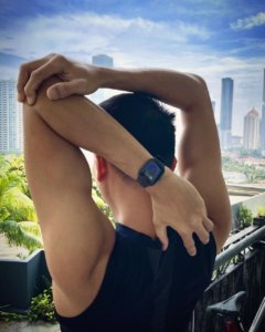Jaga Kesehatan dengan Olahraga, Instruktur Yoga Sarankan Pakai Amazfit Bip U Series