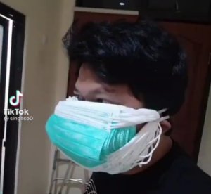 Tingkah ‘Nyeleneh’ Pria dengan Masker Berlapis-lapis, Netizen: Sesak Sendiri