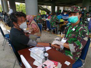 Pemain PSM Makassar Ikut Vaksin di Sekolah Islam Athirah