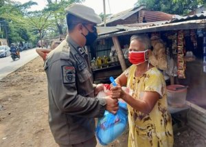 Satpol PP Pemkot Makassar Bagikan Paket Bahan Pokok ke Pedagang Kaki Lima