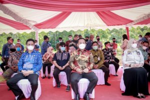 Plt Gubernur Sulsel Bersama Bupati Barru Resmikan Jalan Tembus Takkalasi-Soppeng
