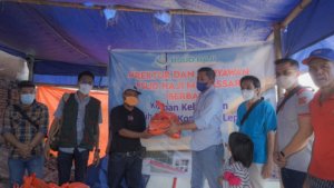 Direktur dan Karyawan RSUD Haji Salurkan Bantuan ke Korban Kebakaran Kampung Lepping
