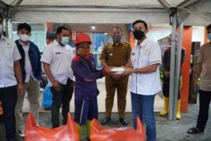 Ketum Hipmi Makassar Terpilih Bagikan Nasi Kotak ke Nakes dan Petugas Kebersihan