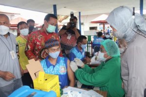 Plt Gubernur dan Kakanwil Kemenkumham Sulsel Pantau Vaksinasi di Lapas Makassar