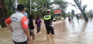 Banjir di Larompong Selatan Bikin Macet Jalan Nasional Palopo-Makassar