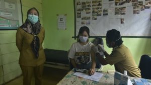 Pantau Vaksinasi di Seko, Bupati Luwu Utara: Zonanya Harus Tetap Hijau