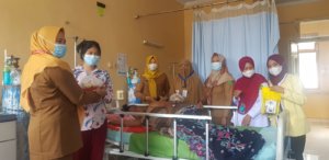 Beri Surprise, RSU Arifin Nu’mang Sidrap Bagi-bagi Tumpeng ke Keluarga Pasien