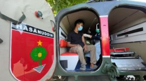 Kodim 1408 BS Makassar Gelar Vaksinasi di Tank Ambulans