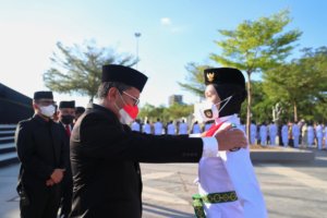 Danny Kukuhkan 70 Paskibraka Tingkat Kota Makassar