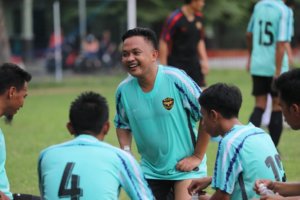 Ilham Azikin Tantang Tiga Pemain PSM Bermain Bola