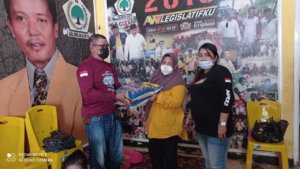 Golkar Makassar Serahkan 1.000 Paket Makanan ke Warga Terdampak Pandemi