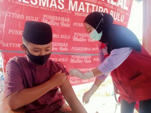 Dukung Sekolah Tatap Muka, HIPMI Pinrang Gelar Vaksinasi di Pesantren