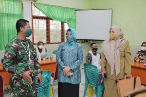 Persiapan Pembelajaran Tatap Muka, Ketua TP PKK Kota Makassar Tinjau Pelaksanaan Vaksinasi