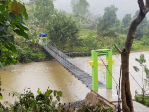 Peduli Masyarakat, PT Bumi Karsa Perbaiki Jembatan Gantung di Mamasa