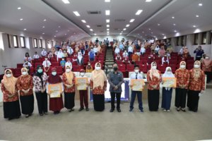 Pemkot Makassar Serahkan Bantuan Pendidikan untuk 51 Anak ASN